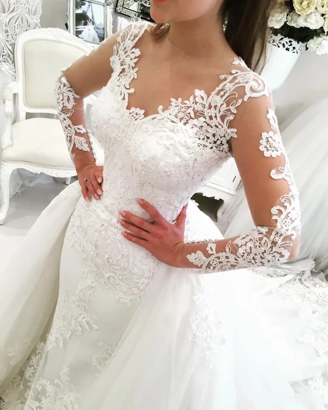 2017 Luxo Em Frente A Linha de Vestidos de Noiva Jóia Pescoço Mangas Compridas Lace Apliques De Cristal De Pérola Frisado Inchado Tule Plus Size Vestidos de Noiva