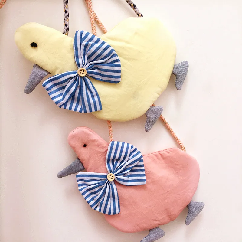 10 unids / lote Los bolsos de hombro individuales Mochilas para niños Forma de pato con diseño de arcos Mochilas Borlas concisas Monedero Cute Kids Snack bags