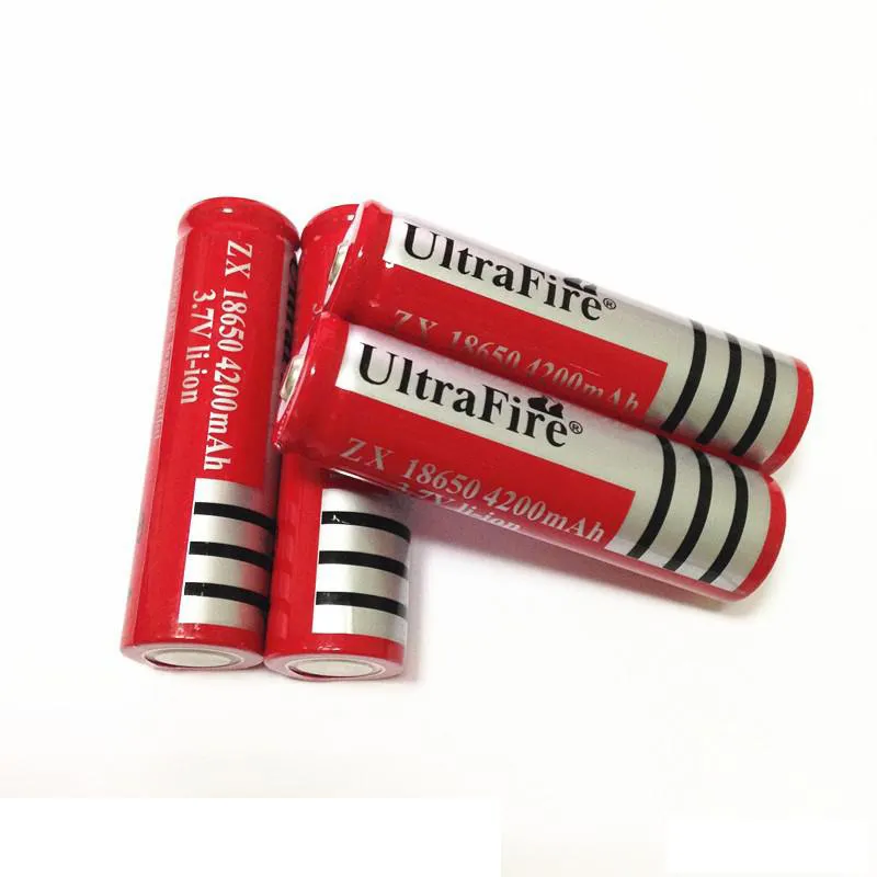 Ultrafire 18650 4200 mAh ad alta capacità 3,7 V Batteria ricaricabile di litili la torcia a LED Caricatore delle batterie al litio digitale