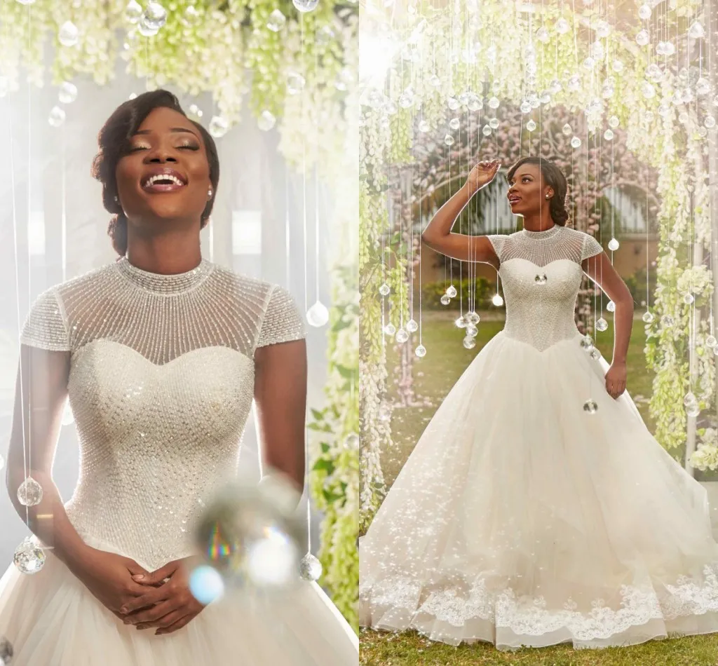 2018 Neueste Ballkleid-Hochzeitskleider, Stehkragen, Flügelärmel, Pailletten, Perlenapplikationen, Tüll, schwarzes Brautkleid, afrikanische Nigeria-Hochzeitskleider