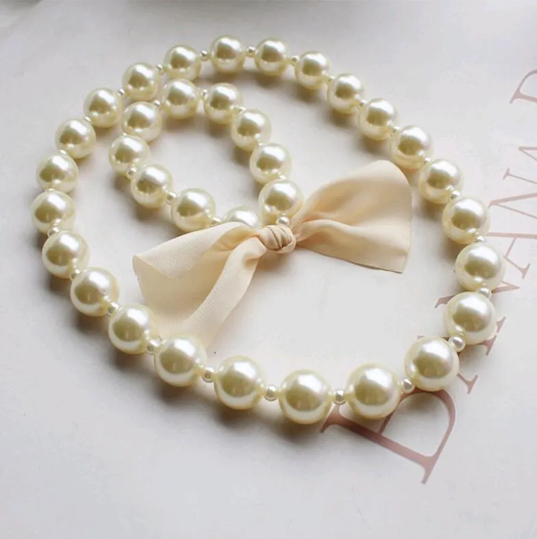 Koreanska Pearl Necklace Armband Set för barn Barnflickor Överdrivna Big Pärlor Smycken Stetsar Vit Färg Barngåvor Partihandel