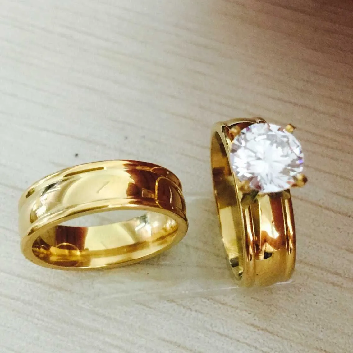 Plaqué or 18 carats grand diamant CZ 316L en acier inoxydable couples anneaux ensemble pour hommes femmes fiançailles anniversaire amoureux paire anneaux2275