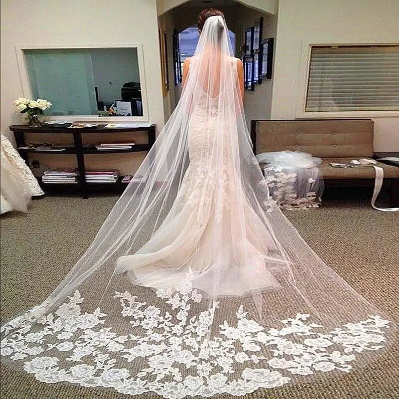 Vendita calda 3 metri di lunghezza Tulle Accessori da sposa Velo di pizzo Veli da sposa Bianco / Avorio Cattedrale Velo da sposa con pettine Sposa