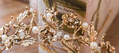 تيارات عتيقة الذهب الباروكي للحفلات لؤلؤ الحفلات تاج الزفاف مع نمط نبات الزفاف رخيصة الزفاف الزهور التاج العظام 8637704