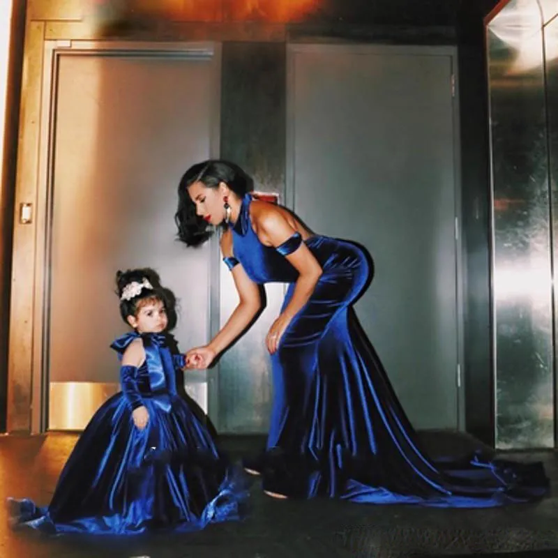 2018 Royal Blue Velvet Prom Klänningar Kina Handgjorda High Neck Elegant Arabisk Evening Kappor Domstol Tåg Ruffle Formell Party Gowns Backless