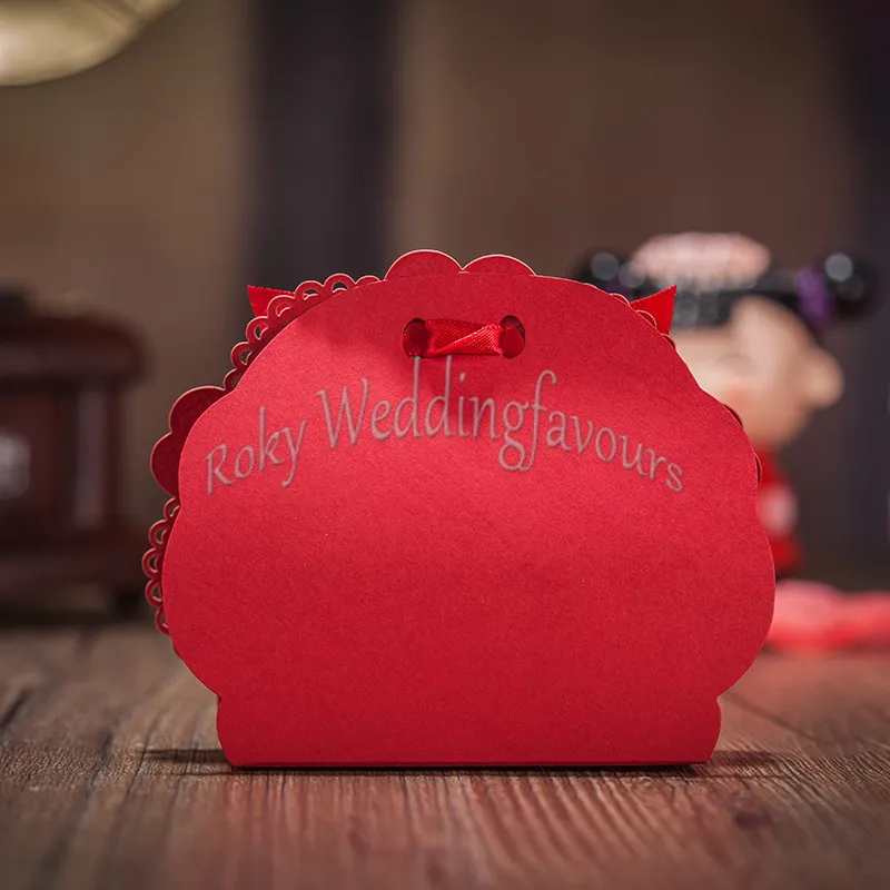 KOSTENLOSER VERSAND 50 Stück lasergeschnittene rote Spitzen-Blumenkästen mit Band, Party-Halter, Hochzeitsbevorzugungen, Partyzubehör, Geschenkboxen, Süßigkeitskästen