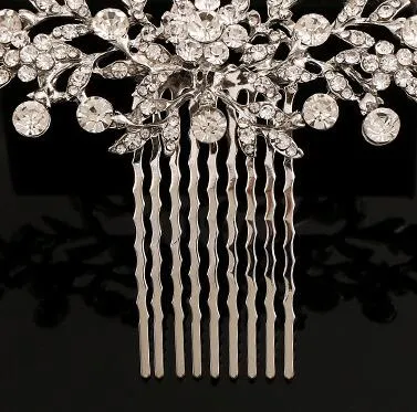 Moda ślubna ślubna Tiary Oszałamiające rhinestone drobne grzebień biżuterii małokackie Akcesoria Kryształowe szczotkę do włosów LY12D4240573