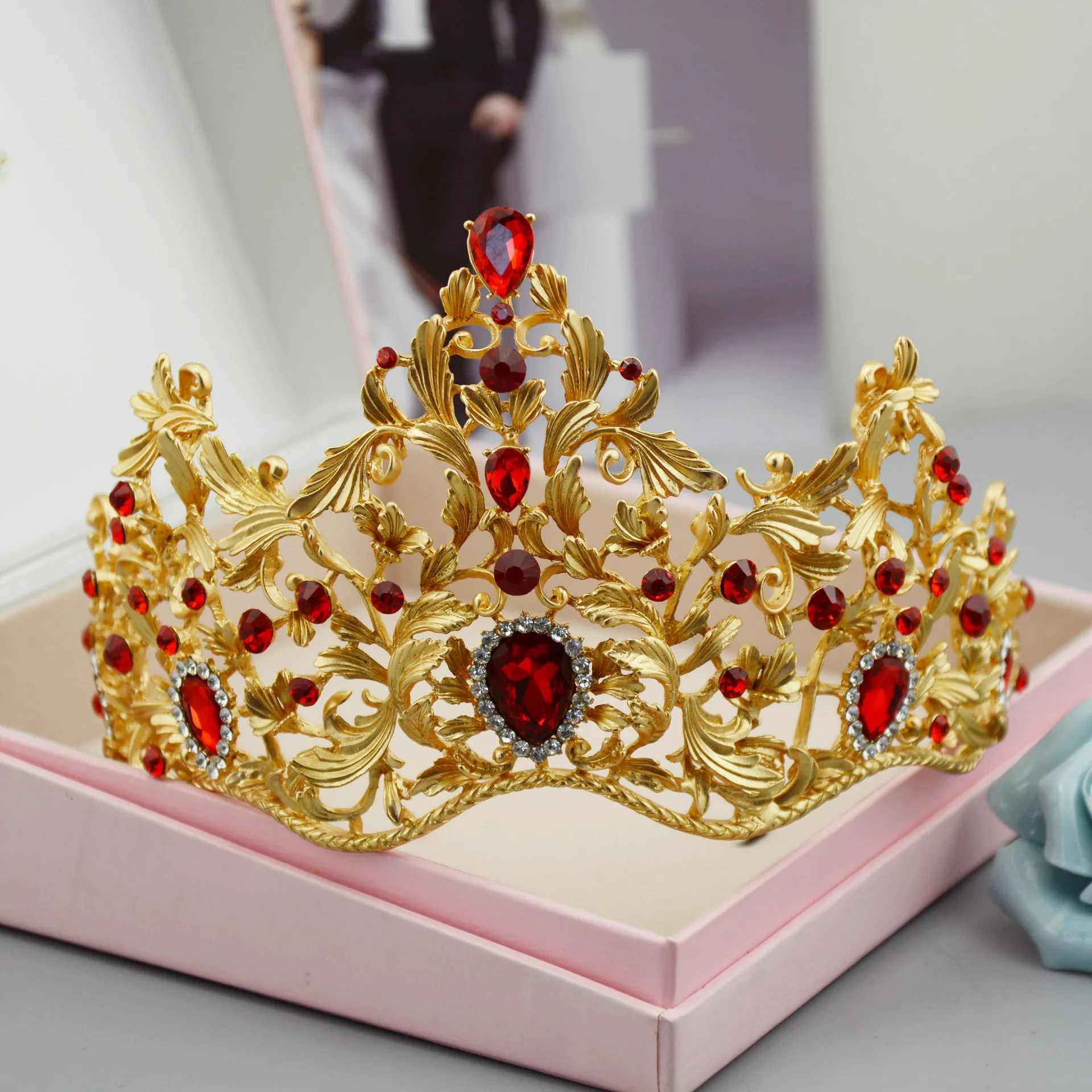 Vintage Barok Bridal Tiaras Zestawy Złoto Czerwone Kryształy Księżniczka Nakrycia głowy Oszałamiające Białe Diamenty Ślubne Tiarasy i korony Zestawy 15 * 10 H18