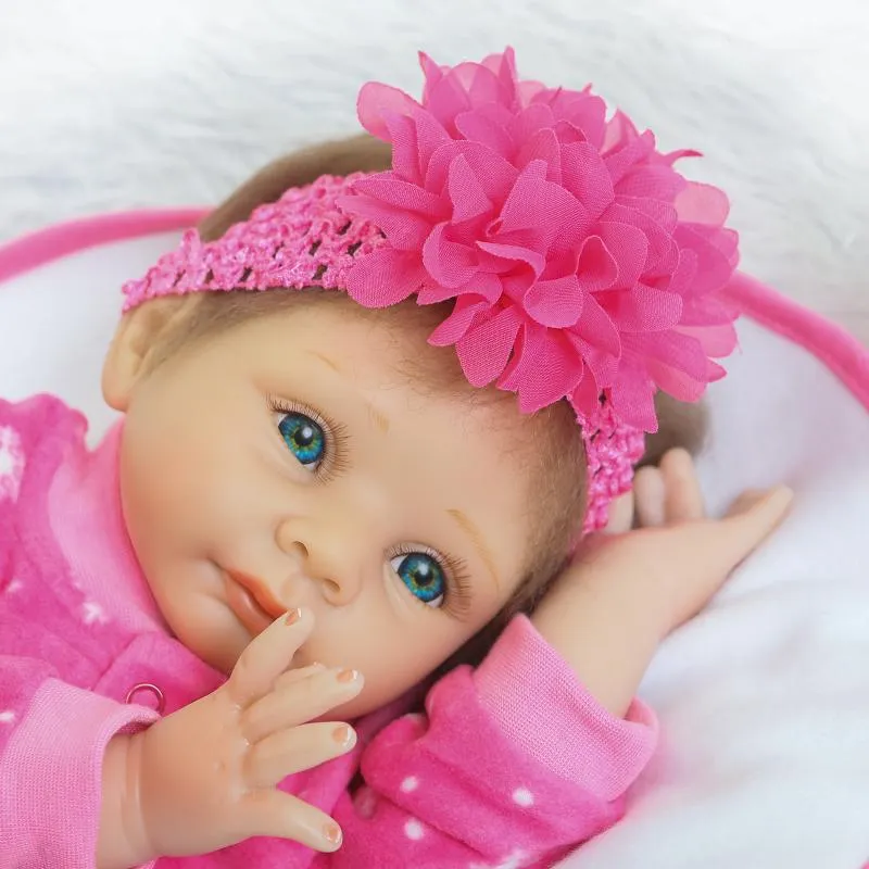 Коллекция Ткань Тело 22 дюйма Reborn Baby Dolls Девушка Реалистичные Новорожденные Младенцы Принцесса Куклы с Одежда Дети День Рождения Подарок