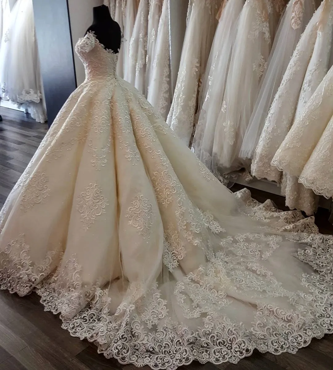 Robe de mariée élégante à manches courtes avec appliques chérie dos ouvert tulle longues robes de mariée 2017 robes de mariée glamour sur mesure