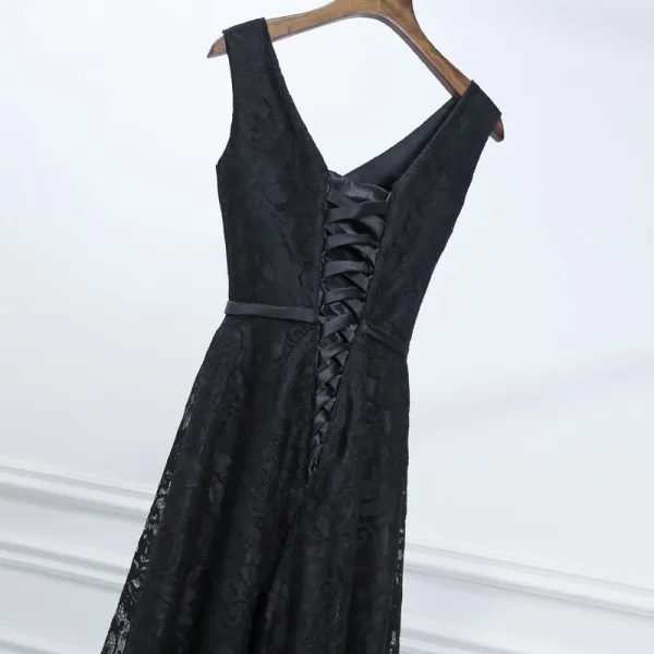 Gothic Vintage Black Lace Druhna Dress A-Line V Neck Rękawicowy gorset Powrót Lace-Up Wedding Goście Suknie Piętro Długość Maid of Honor
