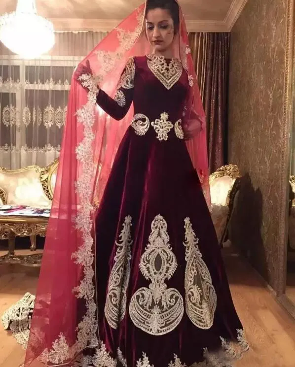 2017 Vintage Dark Red Velvet Bröllop Drses med Guld Lace Appliqued Beaded Court Tåg Muslim Brudklänningar Skräddarsy Made EN10197