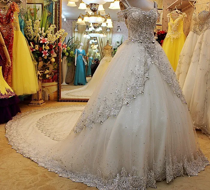 2023 Bling Crystal Wedding Jurken Ball Jurk Lace Applique kralen Sweetheart Riets Puffy Vintage Tule Chapel Train Bruidsjurken