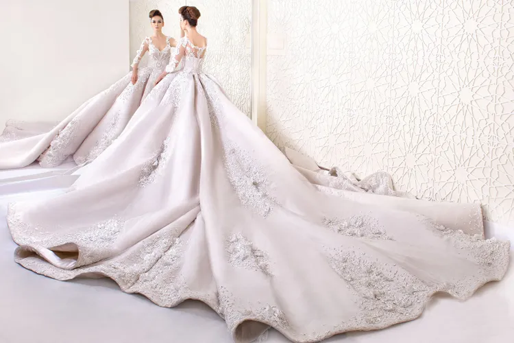 Splendidi abiti da sposa eleganti da principessa con scollo a V, perline, applicazioni in pizzo, abiti da sposa con maniche a 3/4, abiti da sposa con strascico cattedrale di lusso