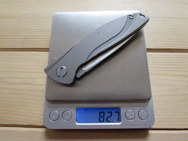 GF Alta Qualidade Faca de Dobramento Cerâmica Bearing Flipper F95 Neon Estilo D2 Lâmina TC4 Titanium Liga Liga Handle EDC Tactical Camping Caça Ao Ar Livre Ferramentas de Sobrevivência