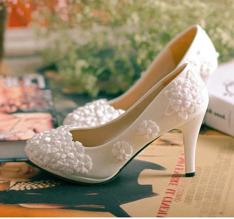 Sweet Cheap Flat Pearls Wedding Shoes For Bride 3D Lace Appliqued Prom High Heels Ankle Strap Plus Size Pointed Toe Bridal Shoes