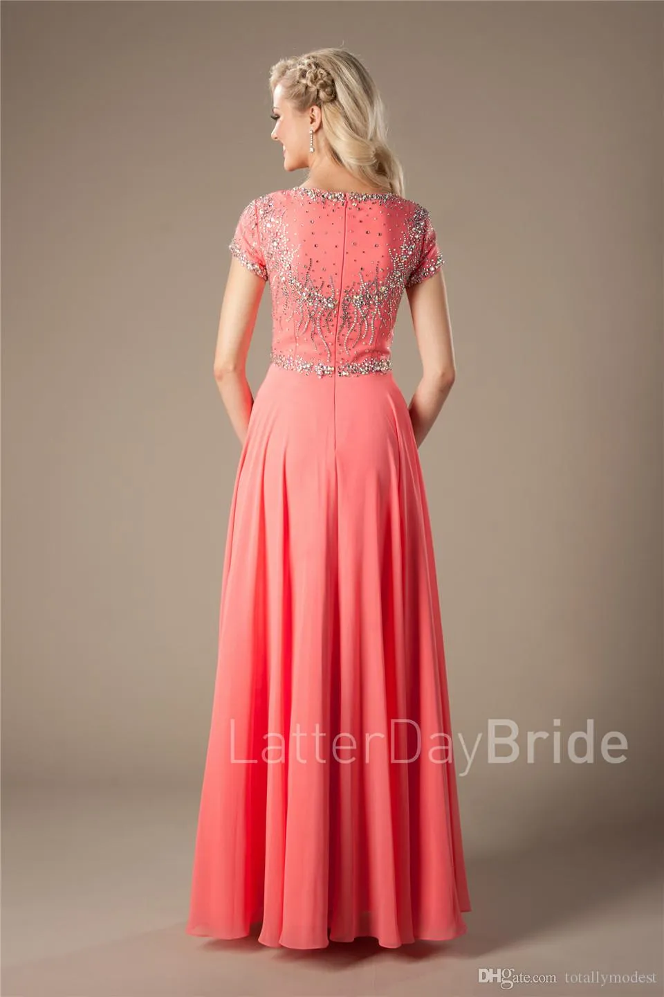 Coral Long Prom Klänningar blygsam med korta ärmar Beaded Bodiece Eleganta Korall Tonåringar Formell Aftonklänning Klänning Billiga Robe de Soiree