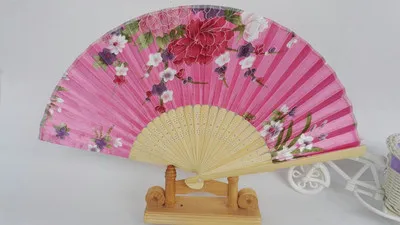 7 "Pretty Silk Floral Folding Hand Held Fan Wedding Party Gunst Doek Ambachten Volwassen Vrouwen Houten Fans 10 stks / partij Gratis verzending