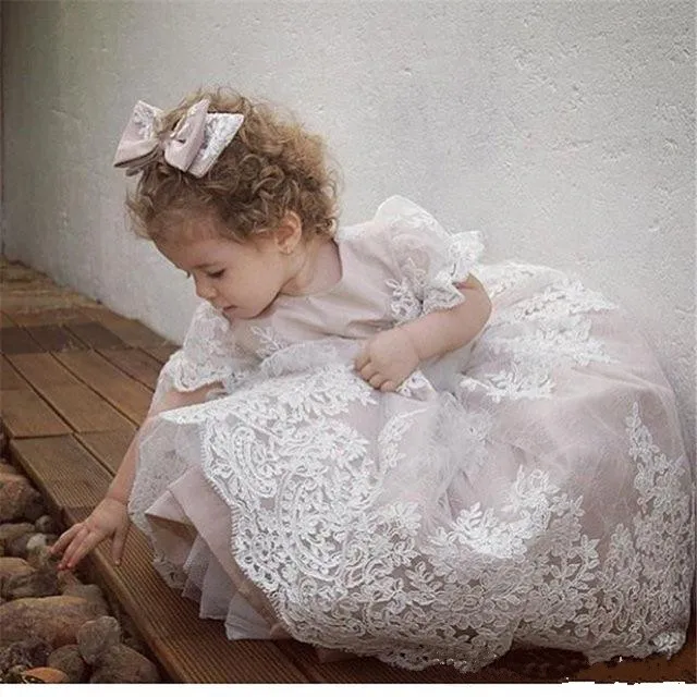 2017 Weißes süßes Ballkleid-Blumenmädchenkleid mit Spitzenapplikationen und Tüll, preiswertes kleines Mädchen-Geburtstagszeremonie-Kleid nach Maß