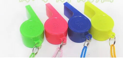 Gratis frakt / Främjande Färgrik Plast Sport Whistle Med Lanyard Många färger Blandade färger