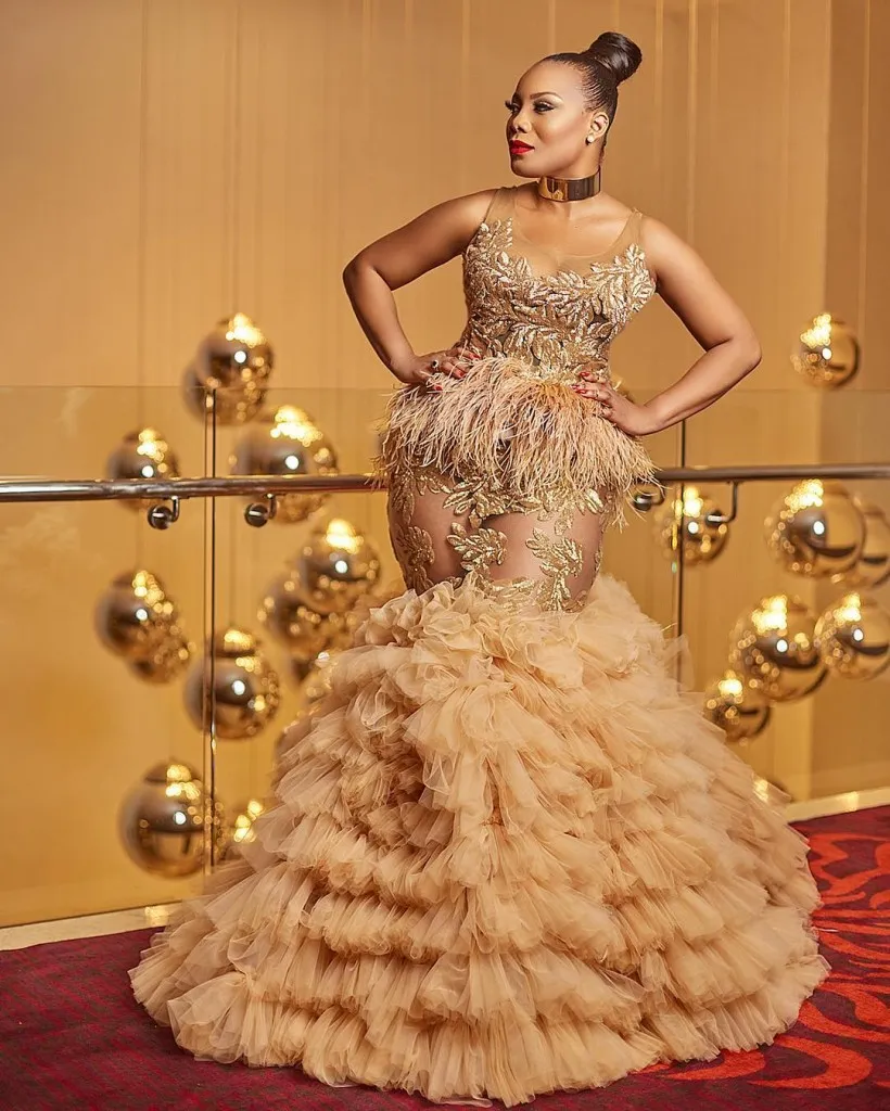 Luxury Feather Asoebi Dresses Evening Wear Glamorous Ghana Red Carpet Dress Golden Applique Tiered Ruffles Train Sexy Mermaid Formal Dresses