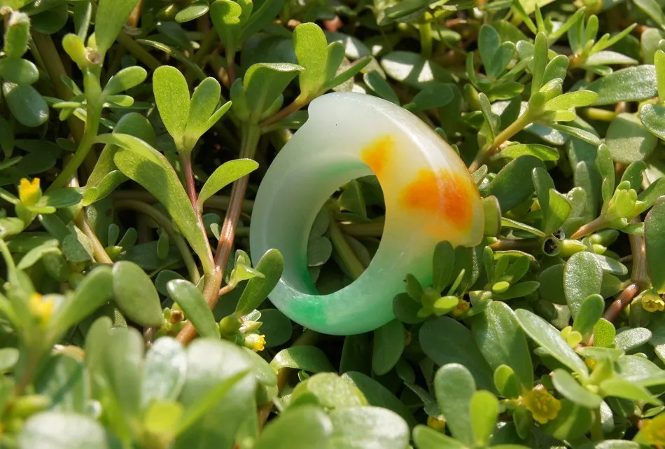 Anel de jade colorido feito à mão. Sela antiga em forma de superfície de anel