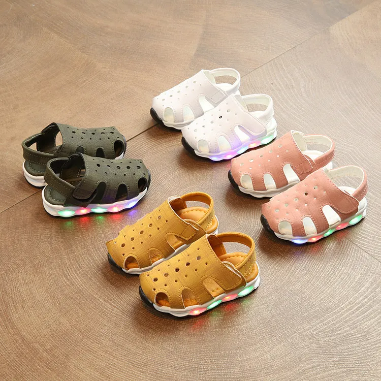 Summer Baby Baotou Male Girl Beach LED Porta scarpe leggere Sandali in pelle morbida da uomo 1-3 anni