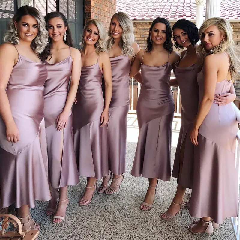 Sexiga Bridesmaids Klänningar Land Strand Tea Längd Spaghetti Straps Bridesmaid Klänning med Split Bröllopsfest Gäst Formell Kappa