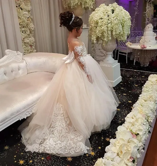 الأميرة كم طويل خمر زهرة فتاة فساتين شير الرقبة الرباط يزين الطابق طول flowergirl اللباس المسابقة العباءات مع قطار القوس