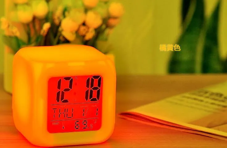 Rédacteur d'alarme numérique LED GLOWS Corloges Thermomètre Thermomètre Horloge de table colorée avec calendrier 6654254