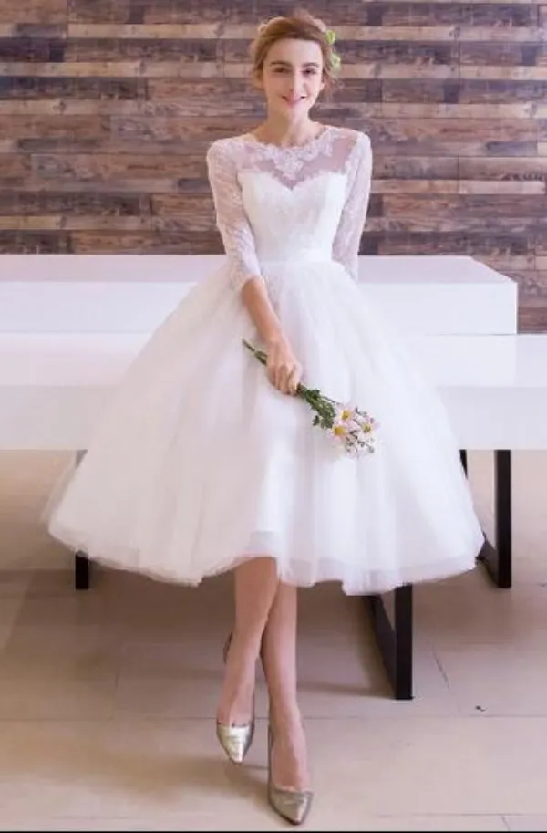 Charmoso vestido de casamento na altura do joelho Informal curto verão Lace Tulle vestidos de noiva com ilusão de pescoço e faixa