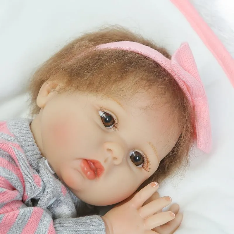 生まれ変わった赤ちゃん人形22インチ55 cmシリコンビニールの女の子人形金髪の髪の柔らかい布体生きている幼児の赤ちゃんキリスマスギフト