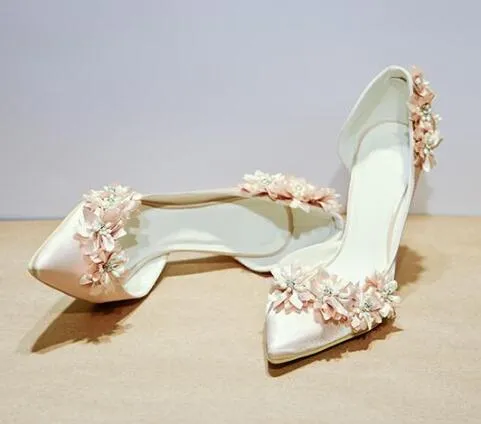 eleganti scarpe da sposa con tacco alto con fiore champagne da sposa Scarpe da sposa con tacco alto con fiore a punta vuota laterale foto reali