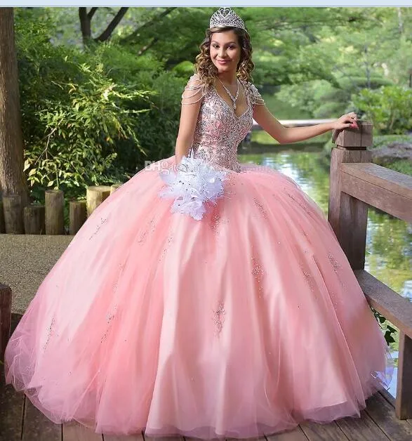 2022 Vintage luxe roze roze quinceanera ball jurk jurken v nek kanten appliques kristal kralen tule sweet 16 plus size feest prom6880681