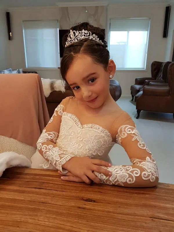 Prenses Uzun Kollu Vintage Çiçek Kız Elbise Sheer Boyun Dantel Aplikler Kat Uzunluk Flowergirl Elbise Pageant Törenlerinde ile Yay Tren