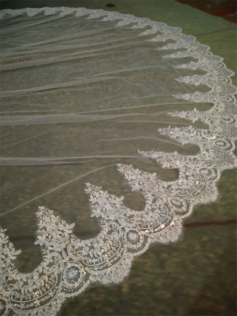Neuankömmling Einschichtiger langer Hochzeitsschleier mit Spitzenkante, 3 Meter, weißer Elfenbein-Brautschleier mit Kamm, Brautaccessoires