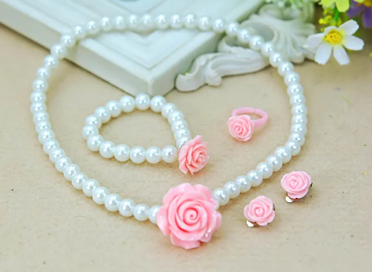 Schöne Baby Mädchen Imitation Perlen Perlen Schmuck Rose Blume Halskette Armband Ringe Ohrringe Set Kinder Kinder Geschenk