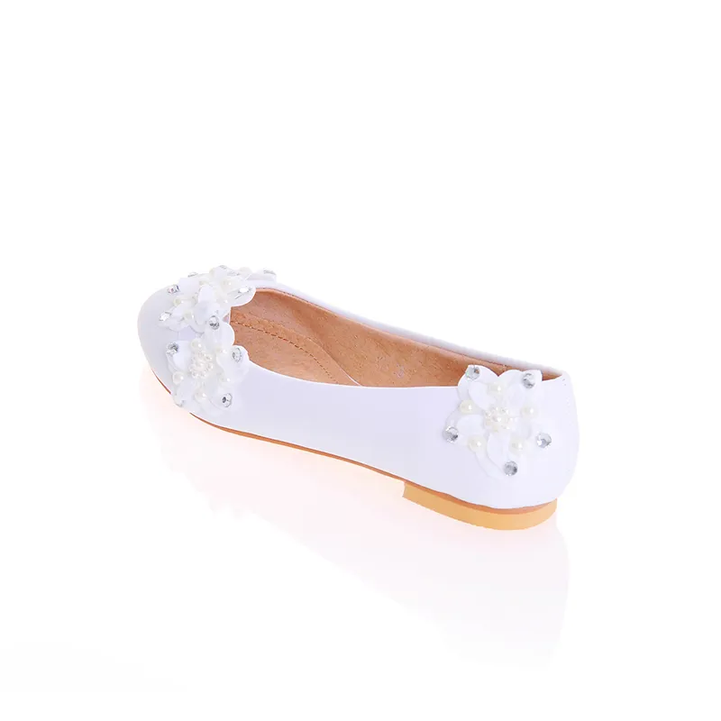 Ballo di fine anno Colore bianco Punta a punta Decorazione con strass Scarpe da sposa piatte fresche da sposa Bellissime scarpe da anniversario con fiore in pizzo272K