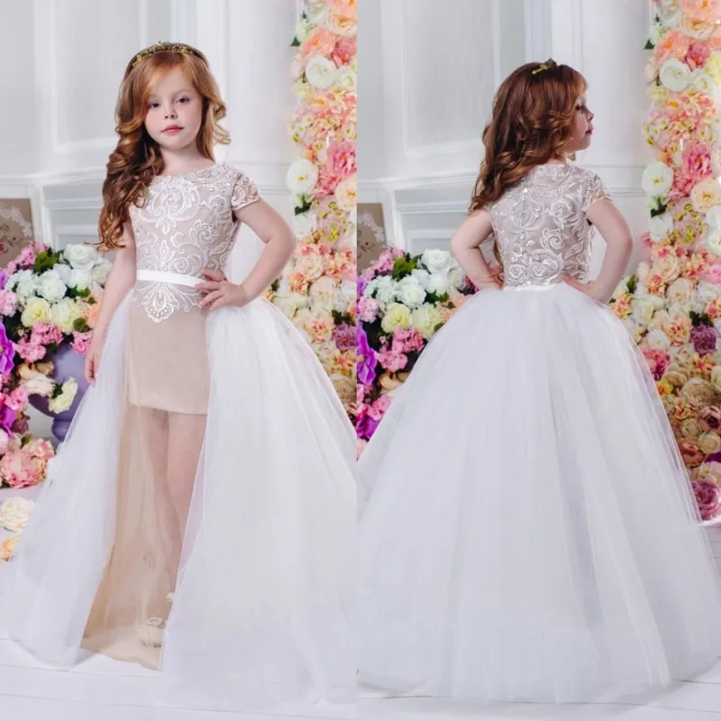 Billiga Lace Applique Flower Girl Dresses Cap Sleeve Juvel Neck Avtagbar Tåg Sheath Communion Klänning för tjejer