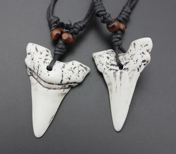 Hot Sales 20st Imitation Yak Bone Carving Shark Tooth Charm Pendant Wood Pärlor Halsband Amulet present Travel Souvenir