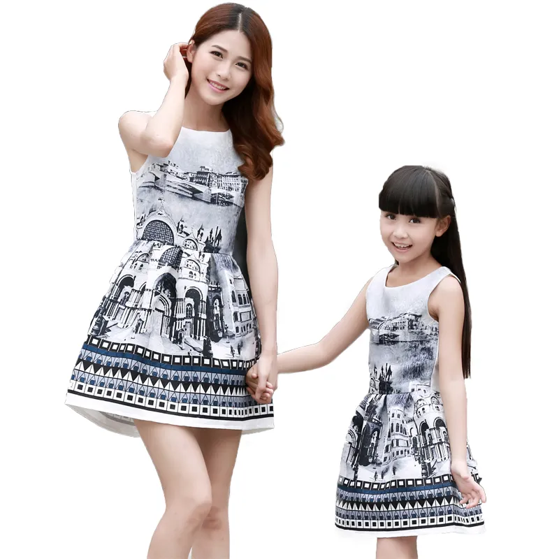 Moderdotterklänningar Matchande Teenage Girl Dress Retro Print Mommy and Me kläder ärmlösa klänningar Familj Matchande outfits2417345052