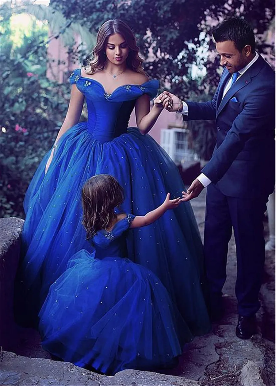 Attraktiva Tulle Off-the-Shoulder Neckline Ball Kappa Formella Klänningar Med Hot Fix Rhinestone Royal Blue Prom Lokaler Med Butterfly Dekoration