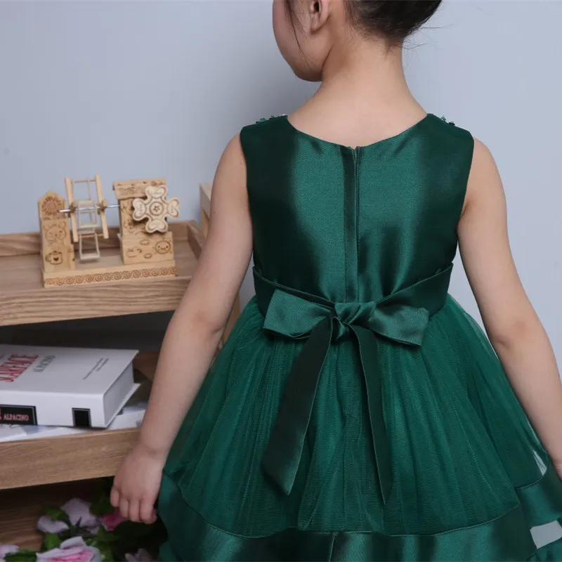 2017 Puffy Green Tulle Flower Girl Abiti da festa di nozze Abito da ballo con fiocco in paillettes Abiti da prima comunione Abiti da battesimo 1 anno di compleanno