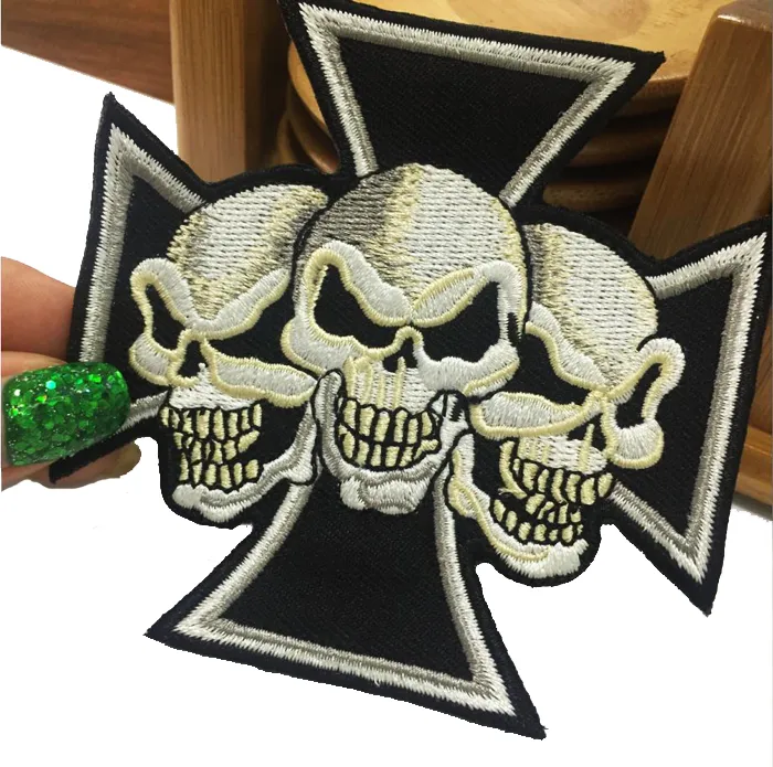 Fantastische Maltese Cross Devil Triple Skulls Christian Geborduurde Patch Iron On Sew On Patch Voor Biker Kleding Jas Vest Gratis verzending