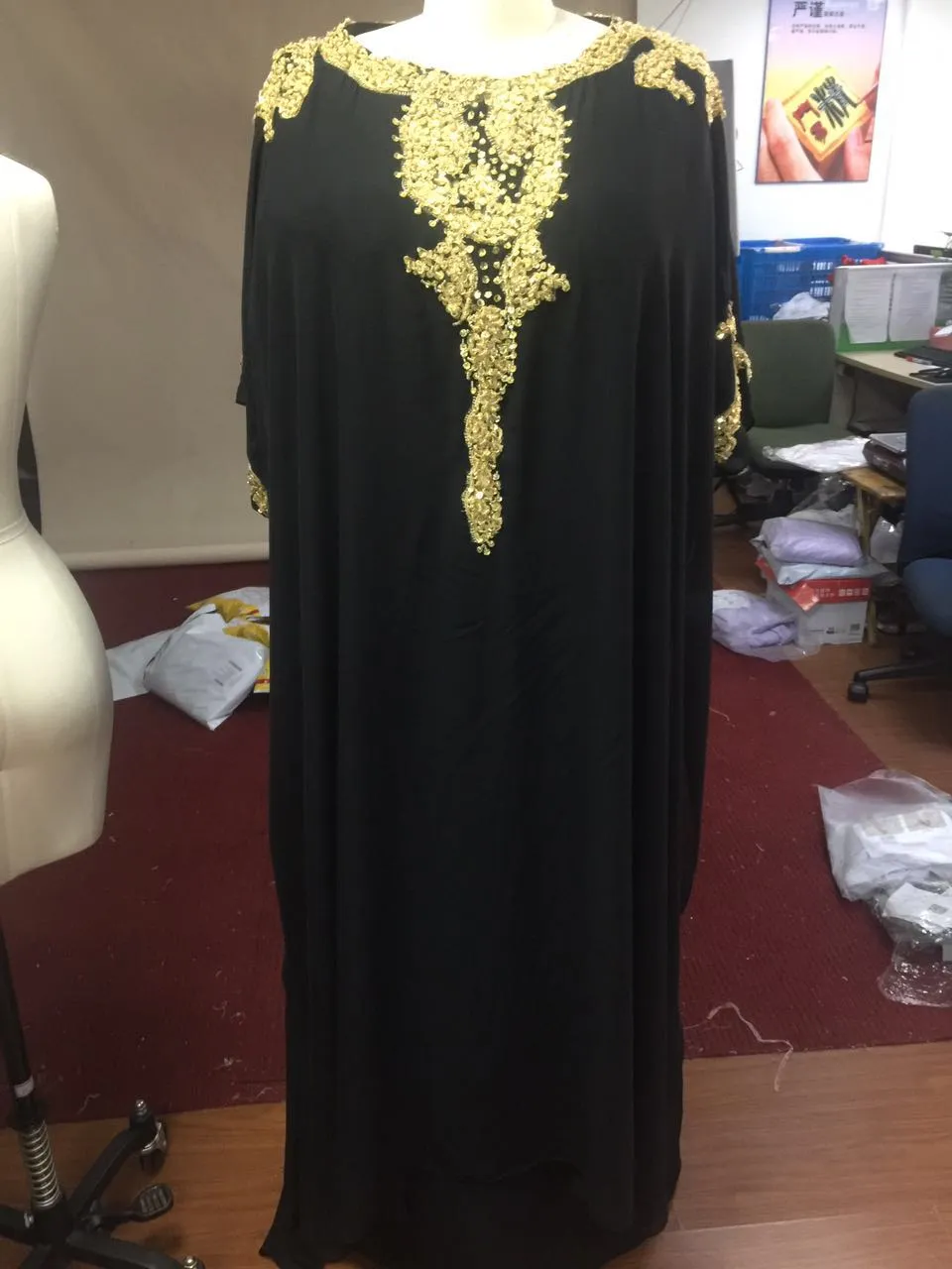 سهرة مسلمة عربية ترتدي ملابس الذهب والترتر الأسود بالخرز بالإضافة إلى الحجم الرسمي ارتداء ملابس مناسبة خاصة طويلة