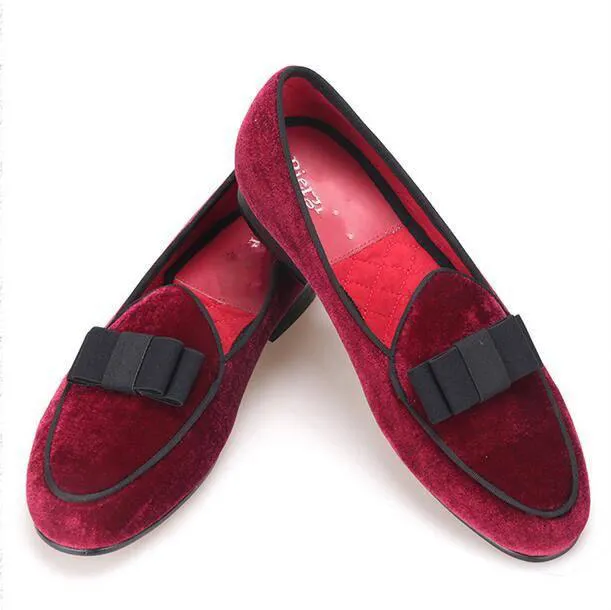 Les chaussures pour hommes faites à la main en velours bleu roi, associées à un nœud papillon bleu marine et des chaussures de loisirs pour hommes mariés, et des chaussures plates pour hommes.