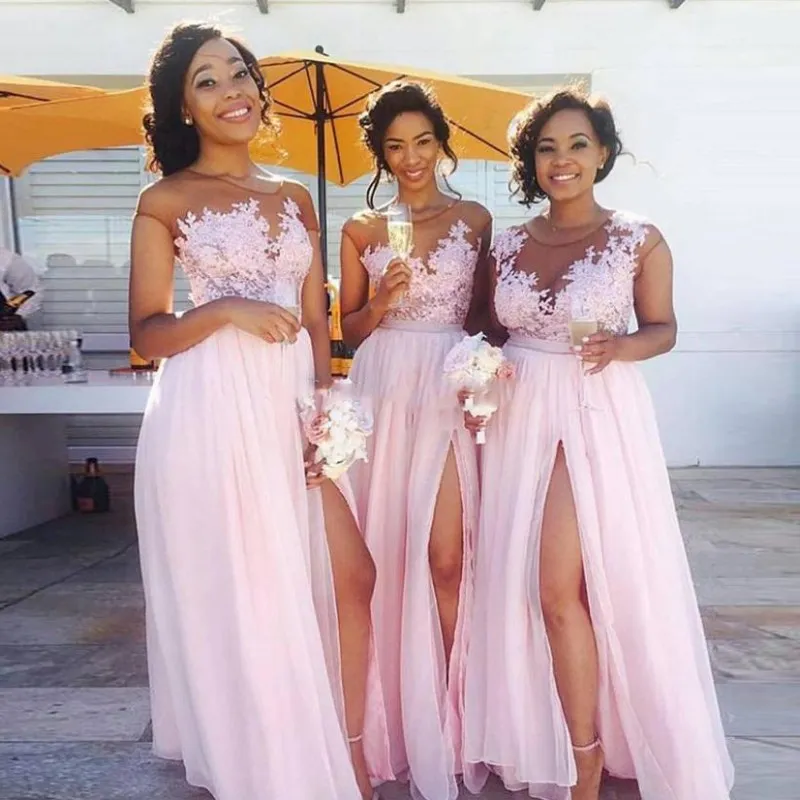 Robes de demoiselle d'honneur en mousseline de soie rose 2018 col transparent dentelle appliques longues invités de mariage robes de soirée formelles longueur de plancher robe de femme