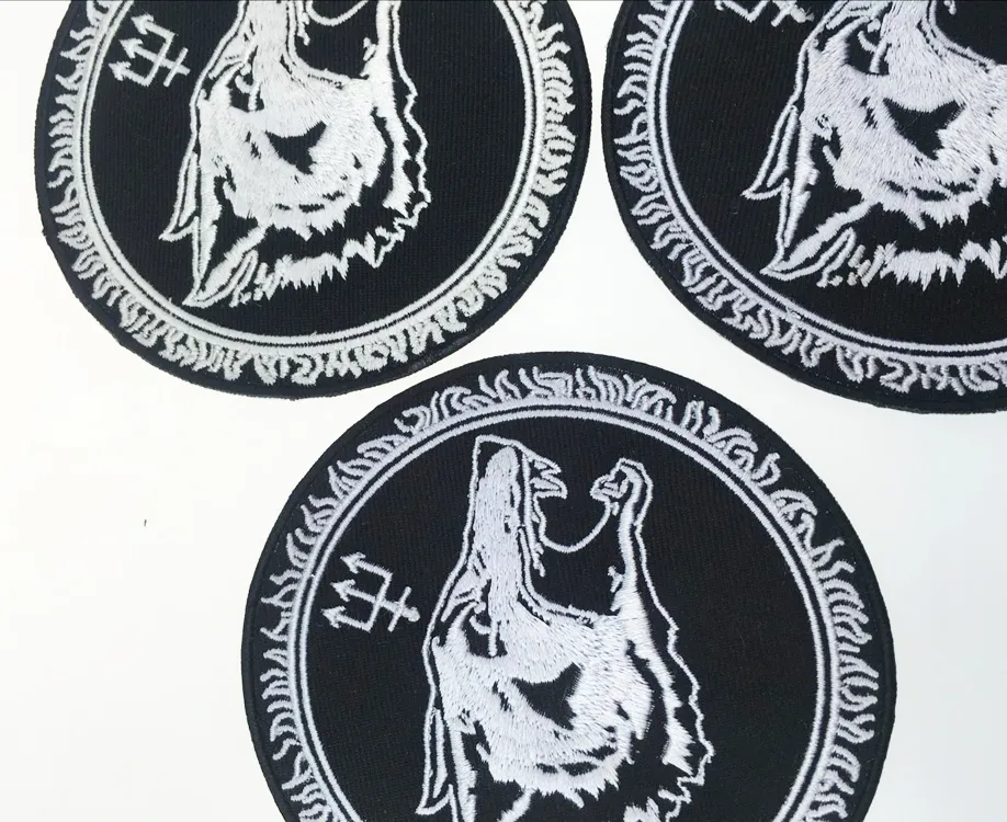 Anpassad LONG WOLF Broderad Iron On Patch Väst Läderjacka Badge Broderi 4 Motorcykel Biker Club Crest DIY Appliq201C