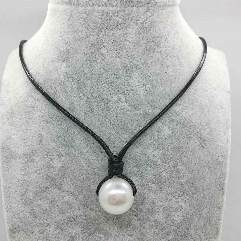 女性のファッション模倣天然淡水真珠のための本物の黒茶色の革のコードの手作りの単一の真珠の革の切り棒のネックレス