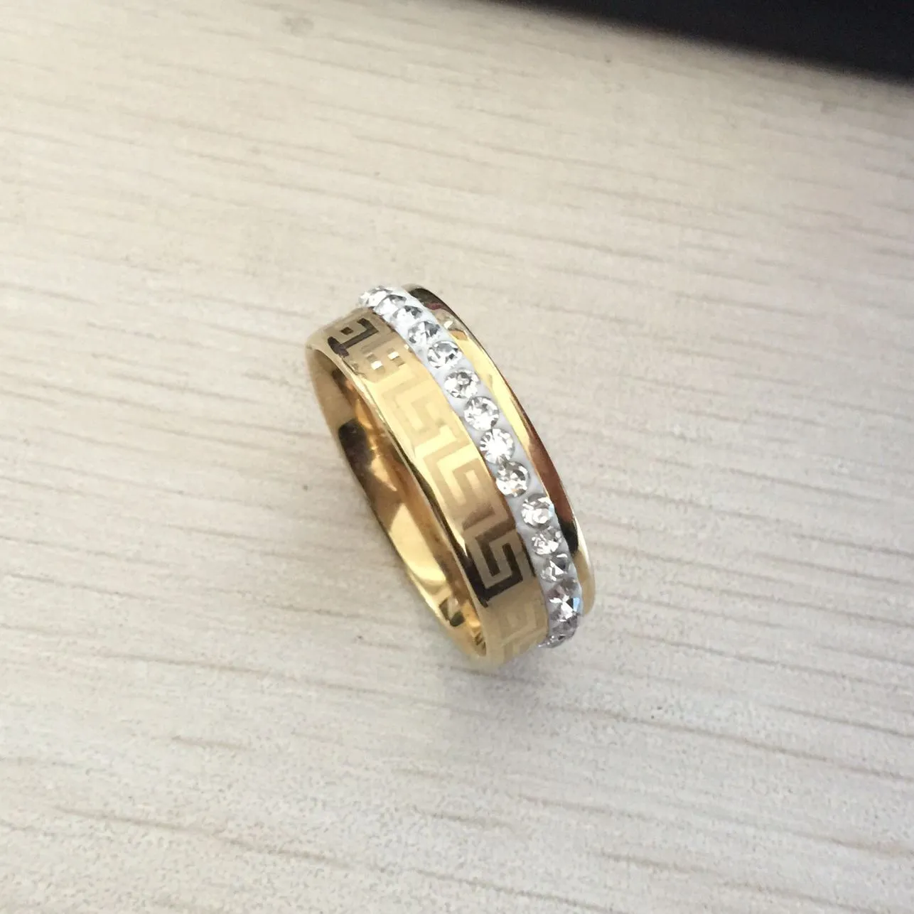 2017 nuovo lusso di alta qualità largo 8mm 316 acciaio al titanio placcato oro giallo chiave greca fede nuziale anello di cristallo uomo donna273C